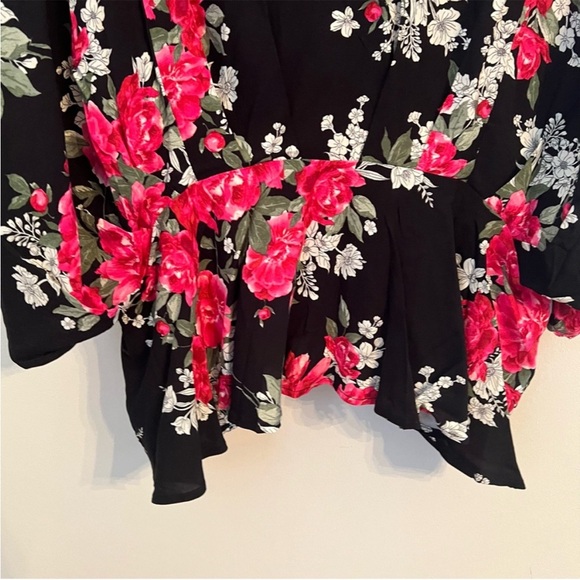 Emily Wonder Women's Black Floral Top size small - Picture 6 of 8